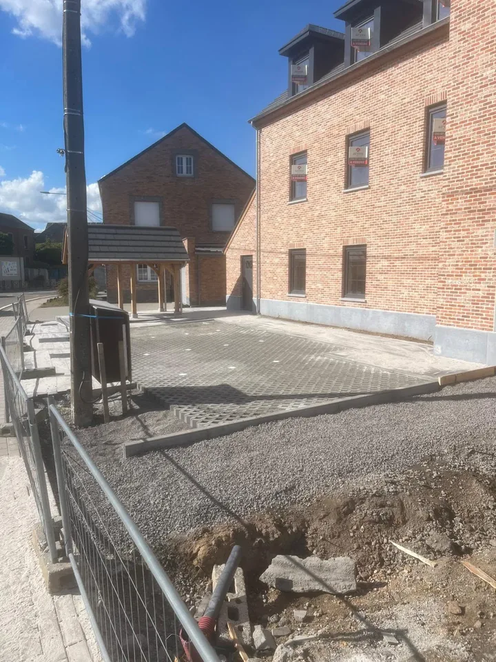 Préparation de la zone de stationnement, bordures posées