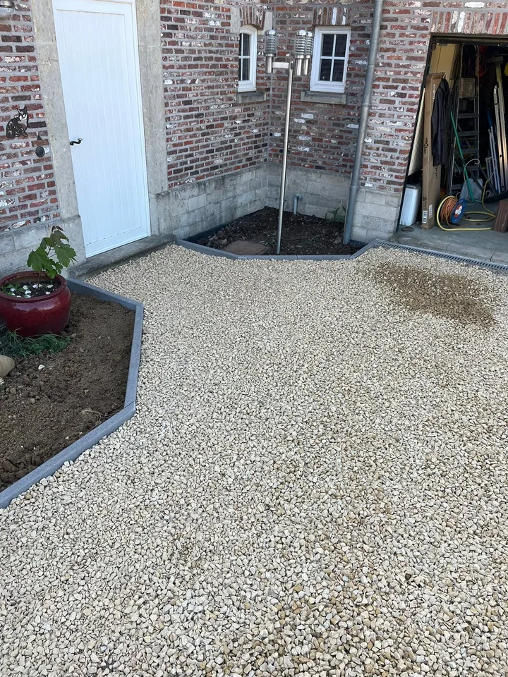 Allée en gravier devant la porte de la maison