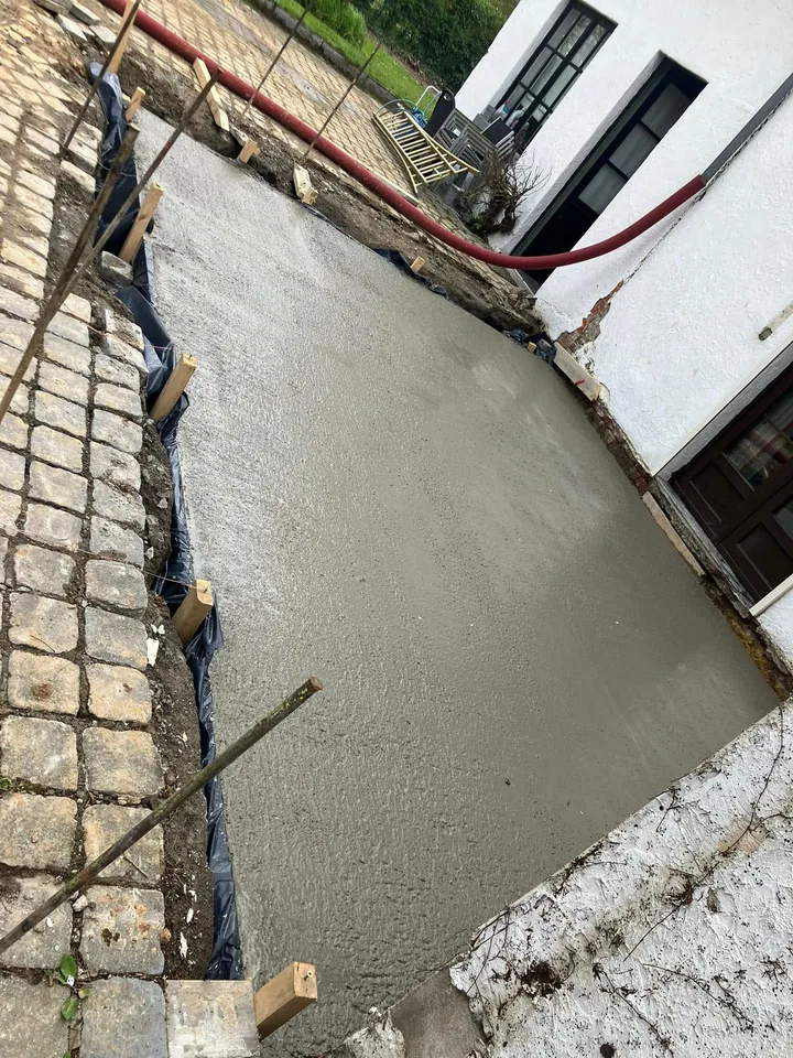 Dalle de béton coulée contre la façade de l'annexe