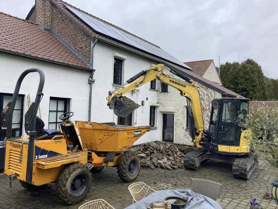 Dumper et mini-pelle sur la cour pavée