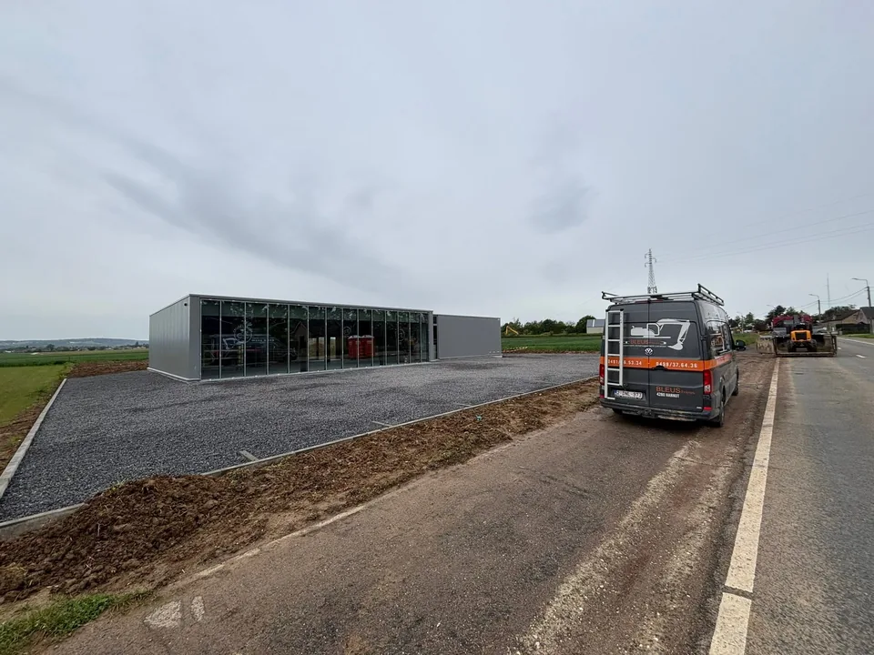 Le bâtiment vu de la route, abords en cours
