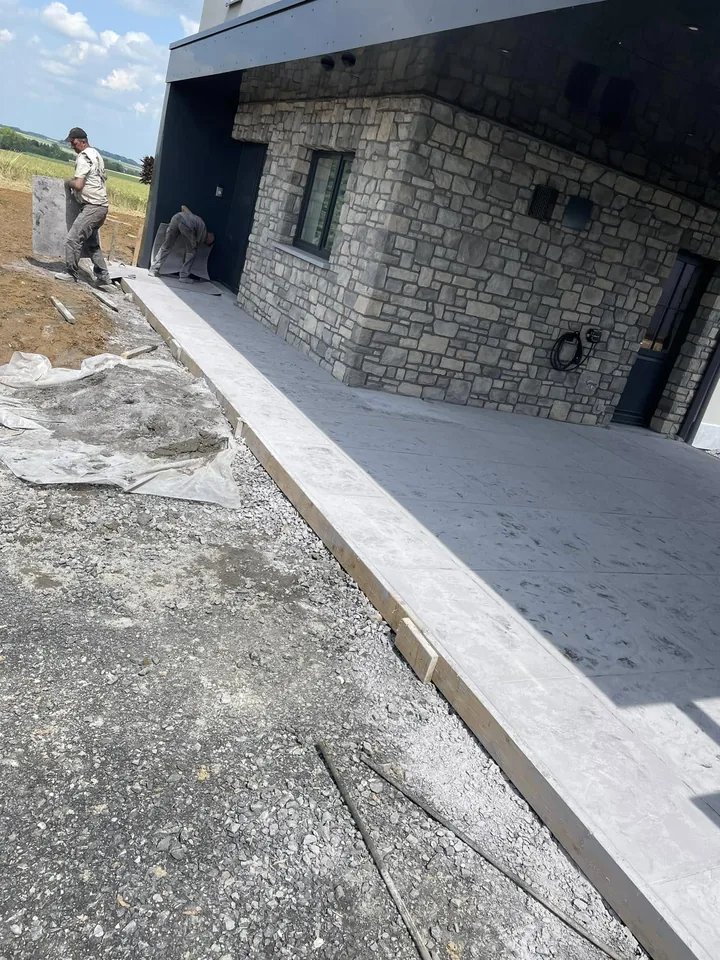Coffrage de bordure le long de la dalle de béton