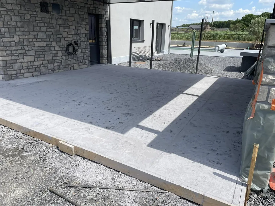 Dalle de béton fraîchement coulée devant la porte