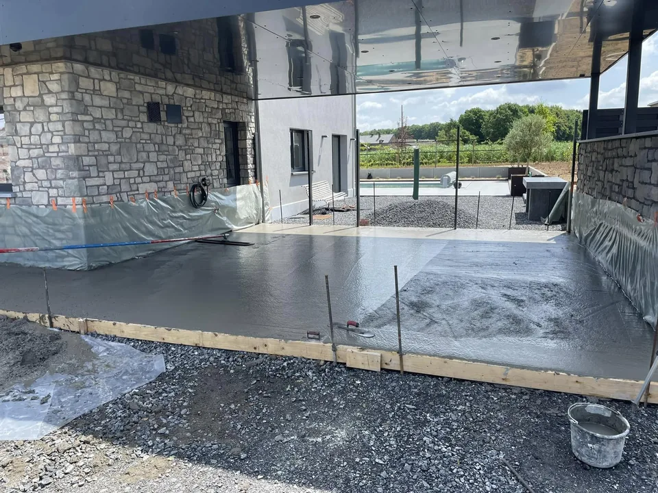 Coulée de la dalle sous l'avancée de la terrasse