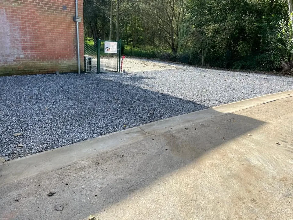 Gravier de finition devant la maison, bordure en béton