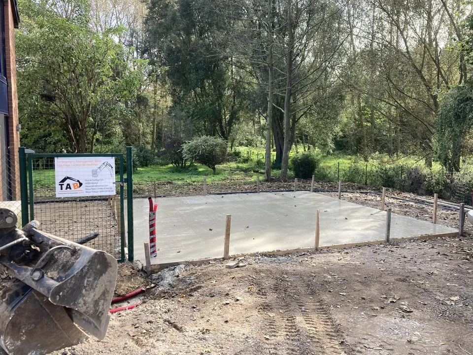 Dalle de béton coulée et coffrée pour le futur abri de jardin
