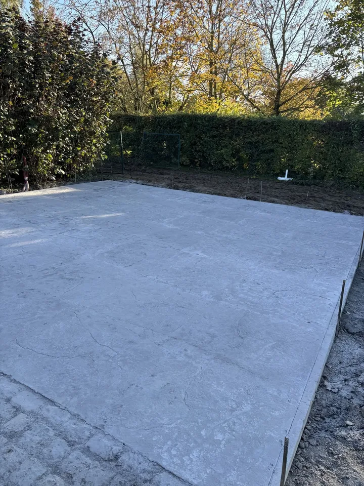 Dalle de béton lissé, coffrage de bordure en place