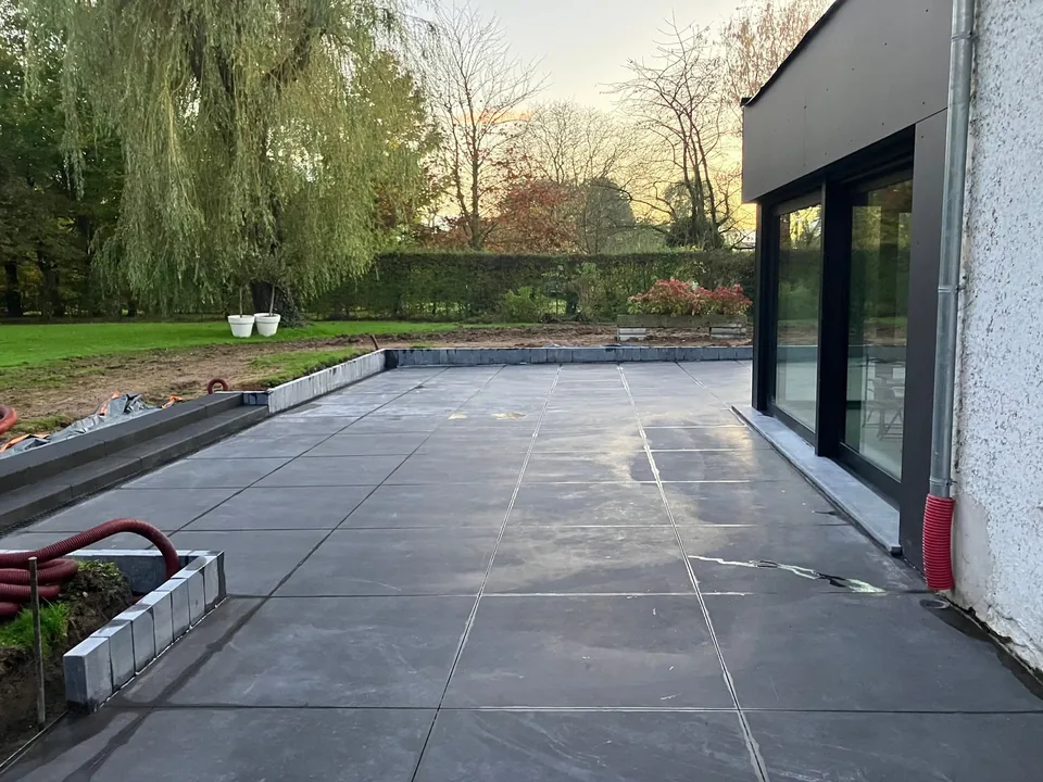 Terrasse en béton le long de la maison