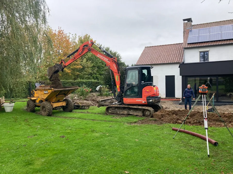 Mini-pelle et dumper dans le jardin pendant le terrassement