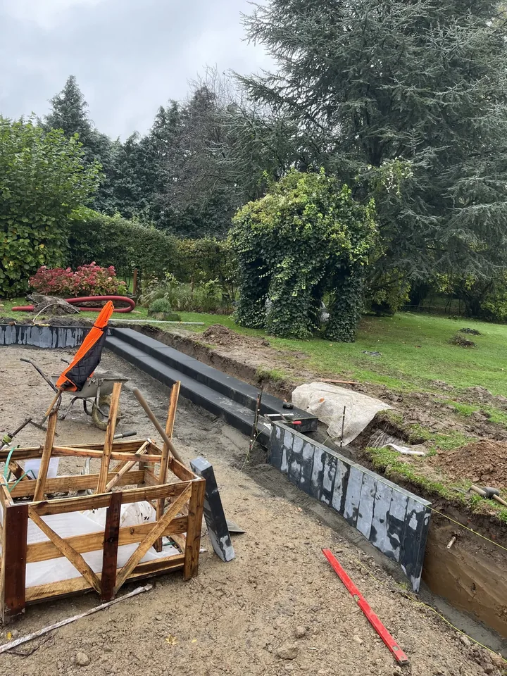 Coffrage et bordure en béton au bord de la future terrasse