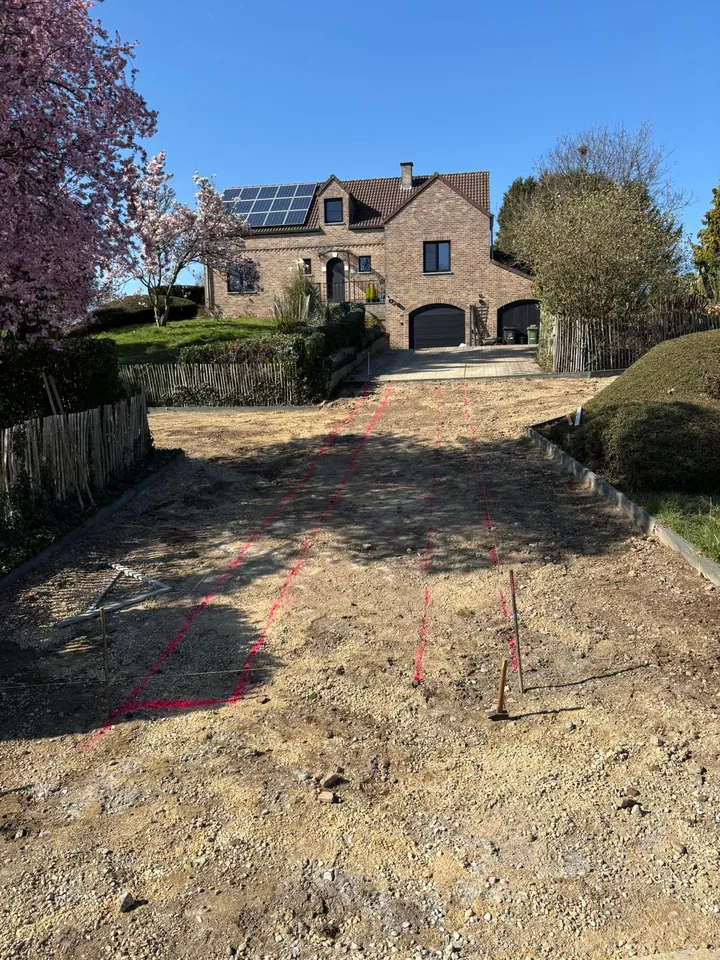 Rampe terrassée, empierrement en cours de nivellement