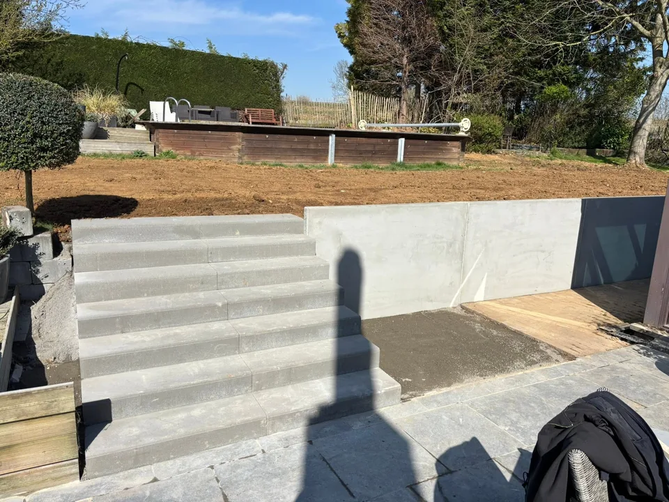 Marches en béton et éléments en L dans le jardin
