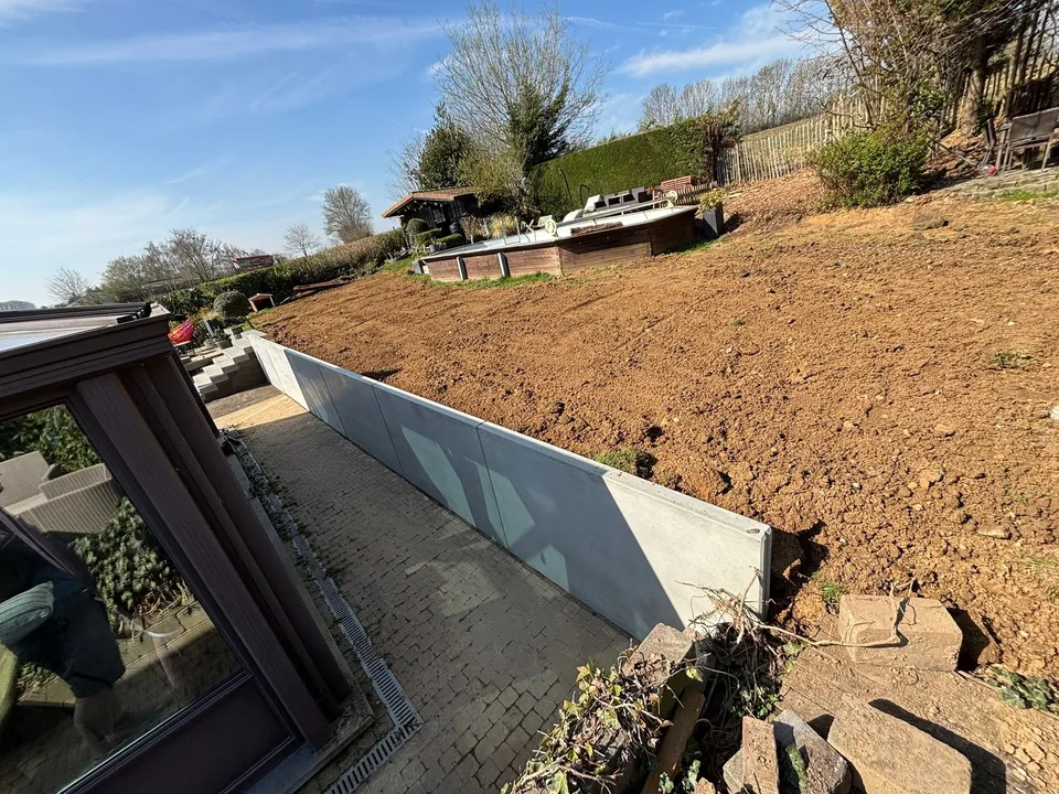 Élément en L en béton le long du jardin nivelé