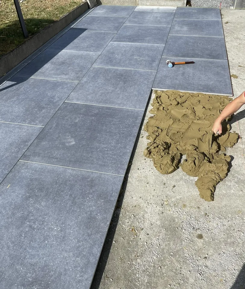 Pose du carrelage 90/90 sur un lit de sable