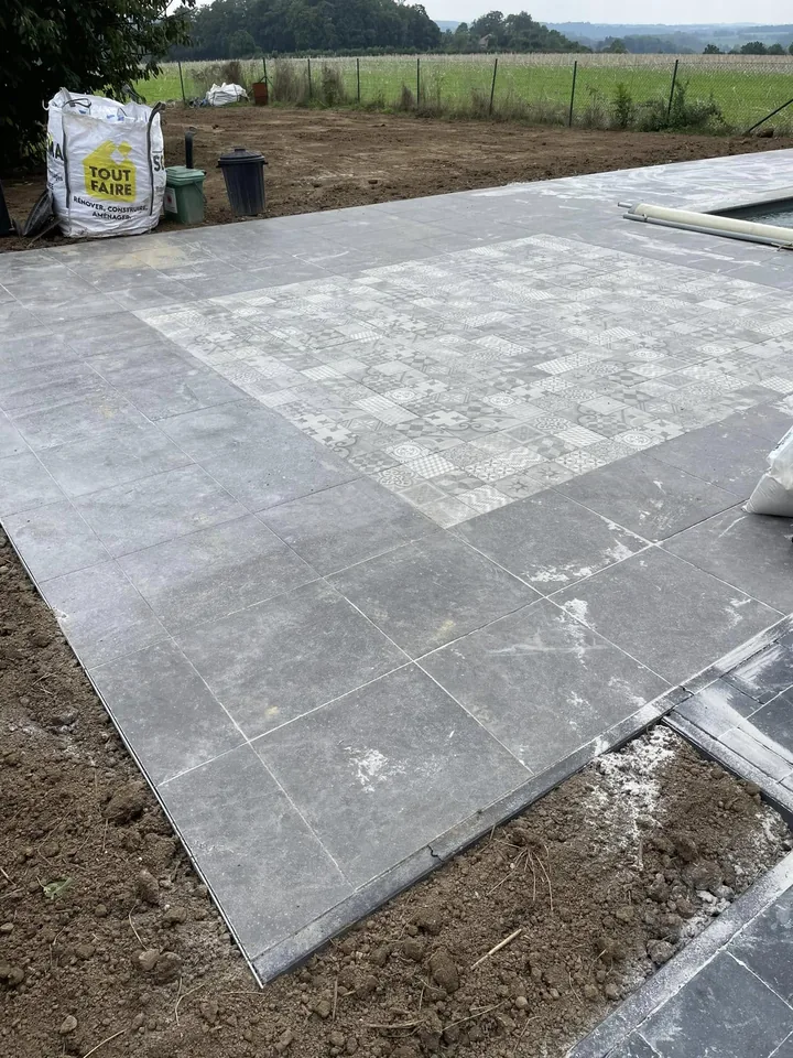 Pose du carrelage de la terrasse