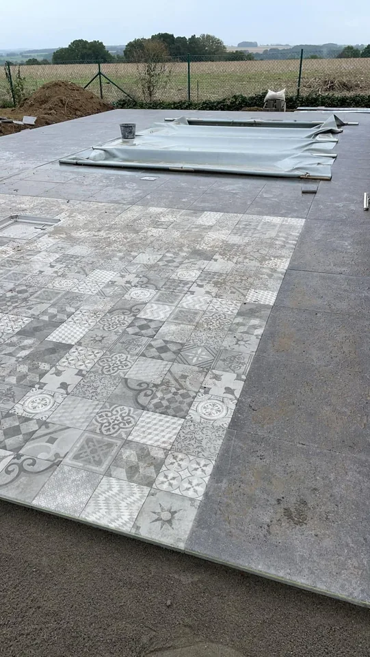 Carrelage décoratif posé au centre de la terrasse
