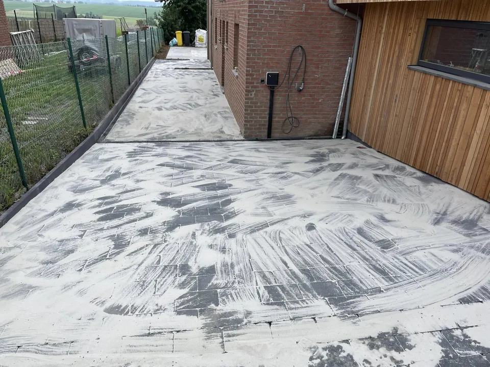 Surface en béton préparée le long de la façade, avant les klinkers