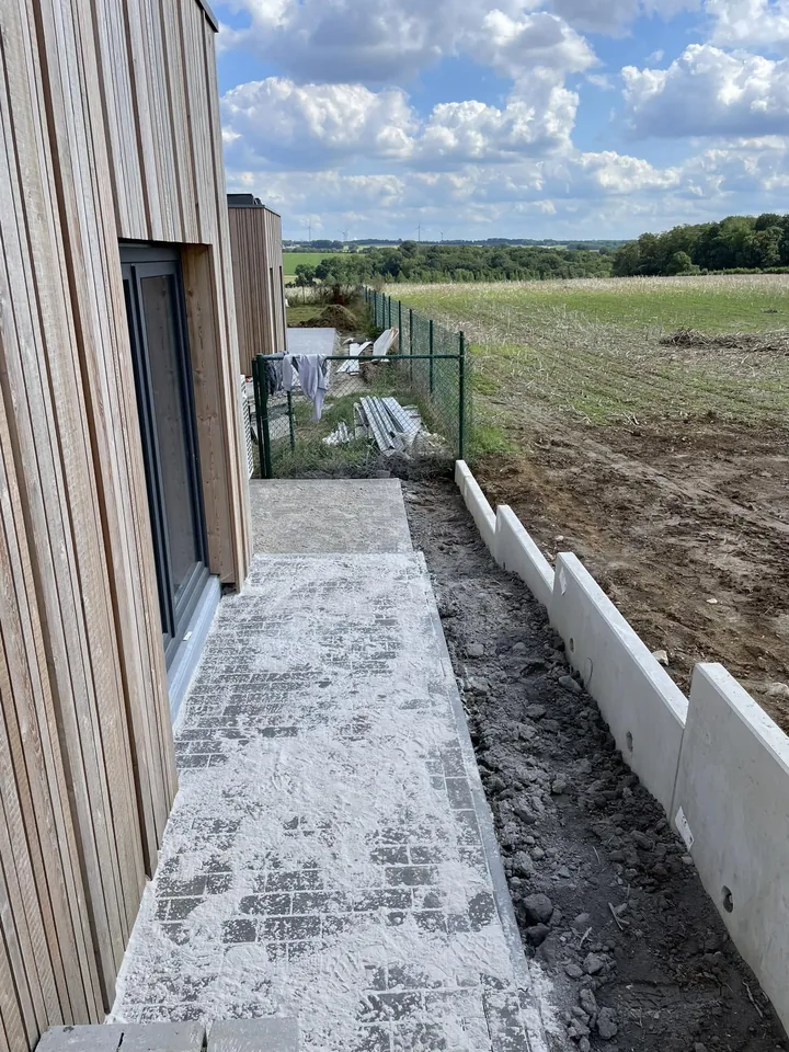 Éléments en L en béton posés le long de l'allée