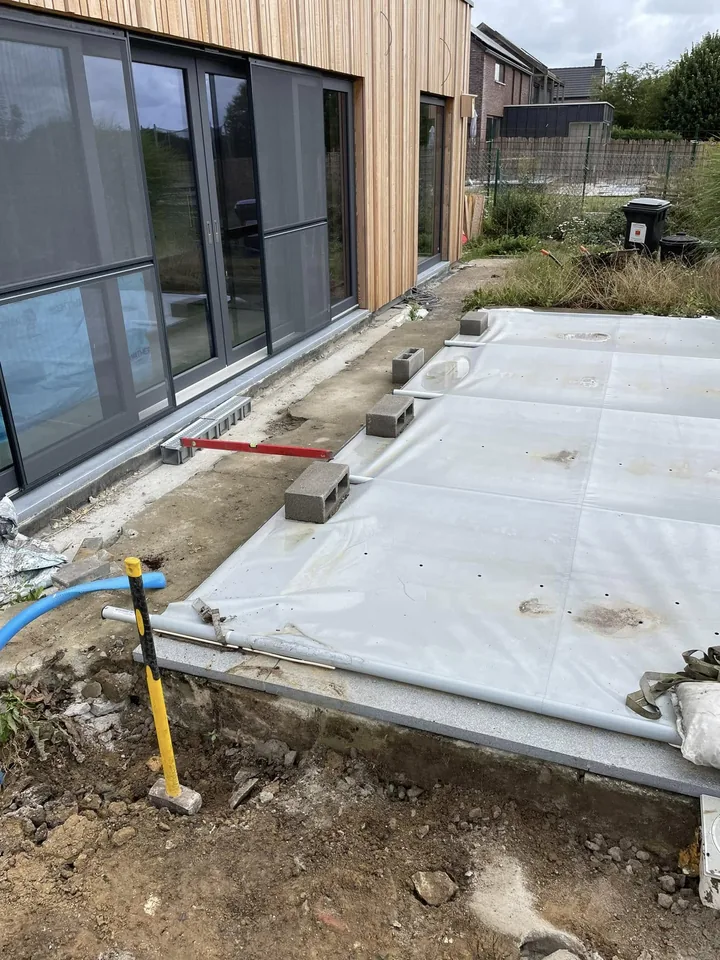 Préparation de la nouvelle terrasse devant la façade