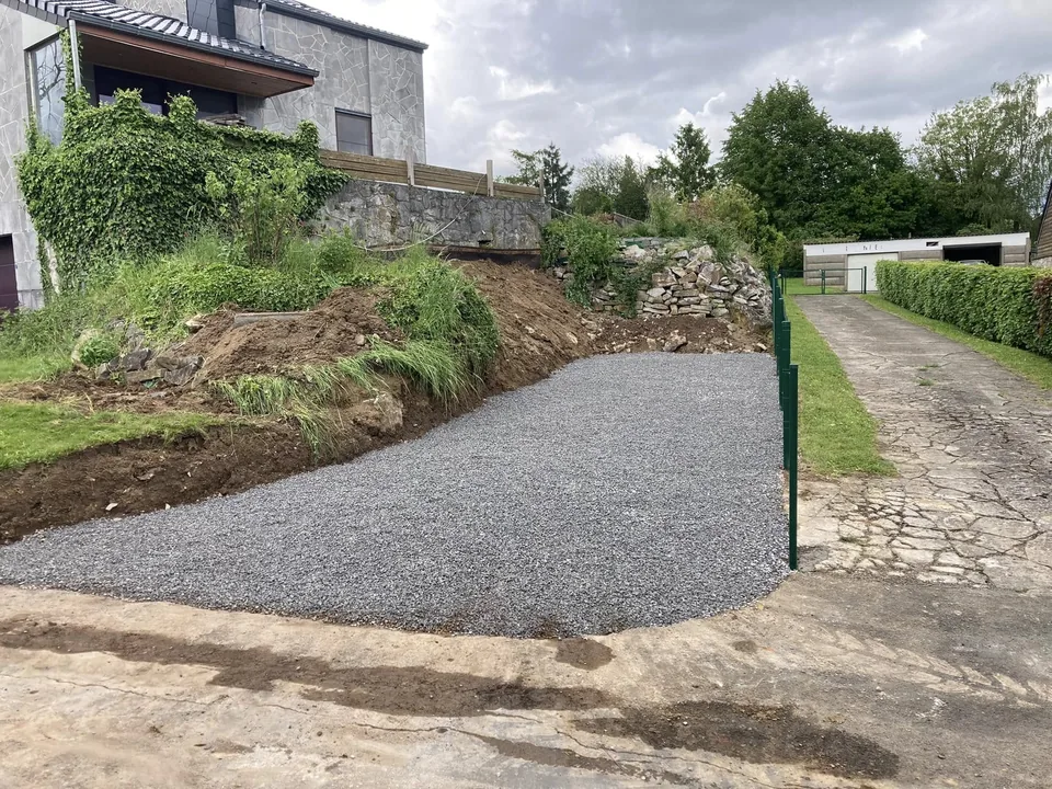 Accès en gravier gris terminé le long d'un talus