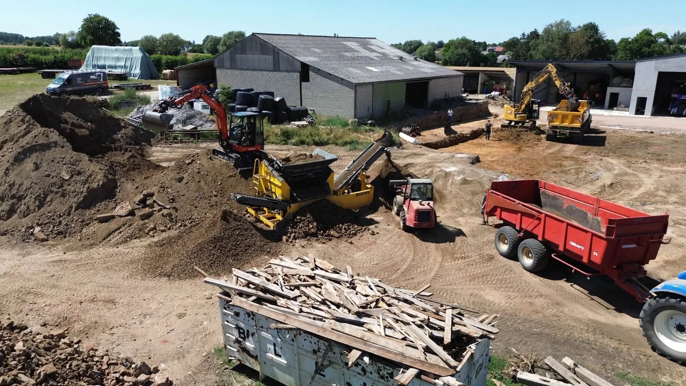 Chantier de terrassement Bleus Frères avec le crible et les pelles